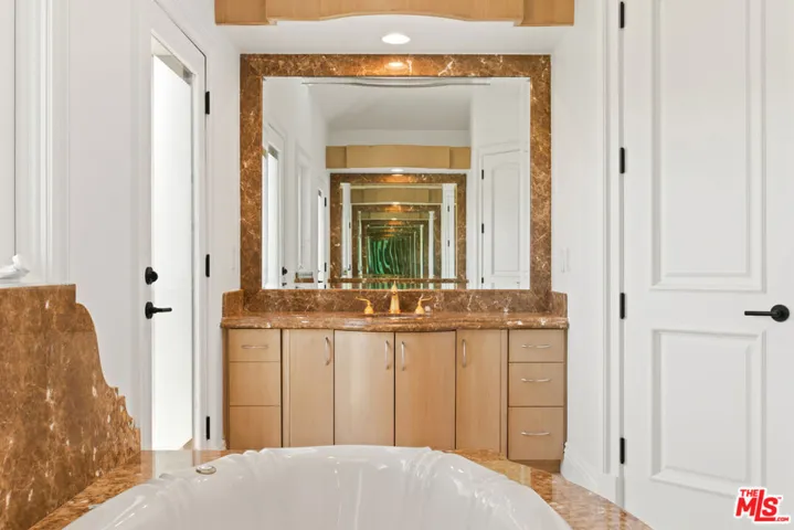 520 N Palm Drive, Beverly Hills, California 90210