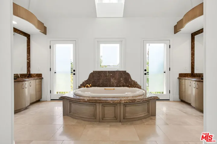 520 N Palm Drive, Beverly Hills, California 90210