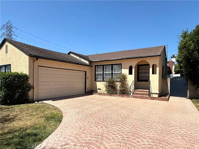 More photos and floor plan will be added in a few days.