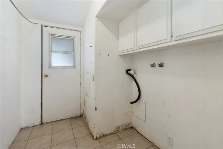Indoor laundry with access to the back patio. All electric.