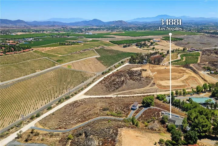 This could be your daily views watching hot air balloons at the morning sunrise. Stunning Views of the mountains and vineyards!