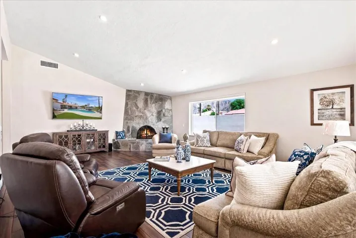 04-48551 San Pedro St-2
