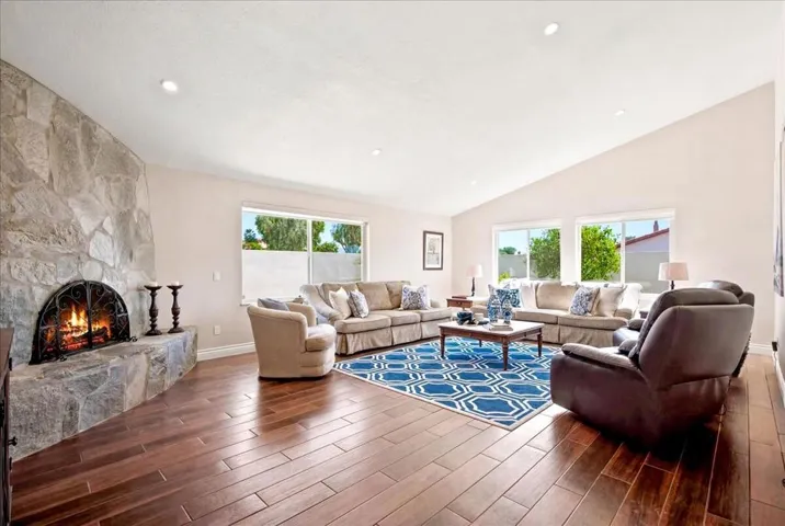05-48551 San Pedro St-1