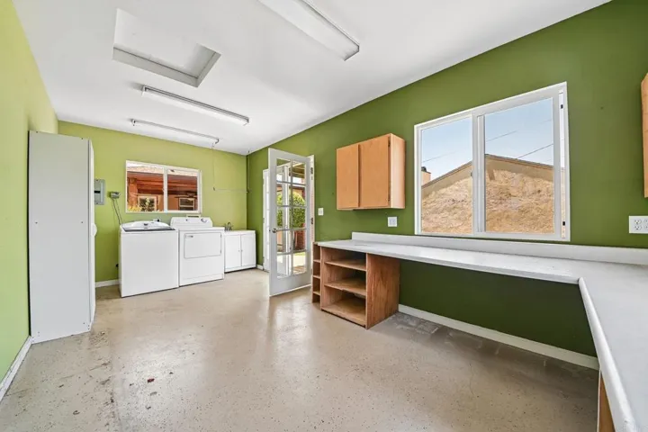 Laundry/Hobby Room
