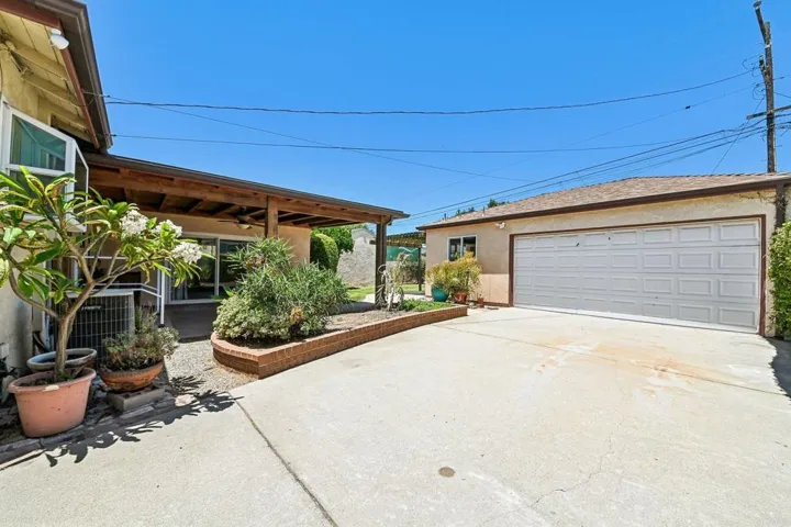 Driveway/Garage