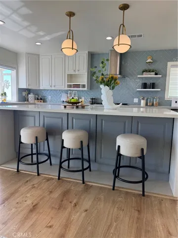 Breakfast bar at kitchen island