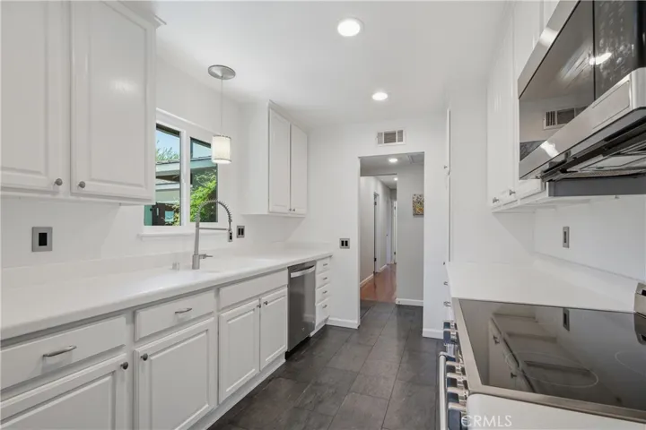 7815 Faust, West Hills, California 91304