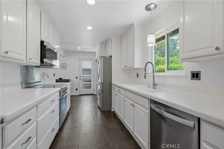 7815 Faust, West Hills, California 91304