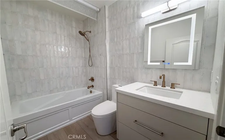 Remodeled Hallway Shared Full Bath for Beds 2 & 3