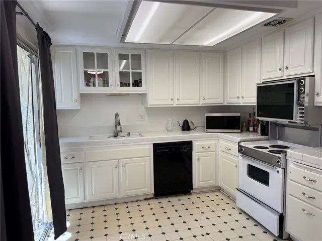 10425 Larwin Avenue, Los Angeles, California 91311