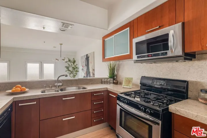 12011 Goshen Avenue 105, Los Angeles, California 90049