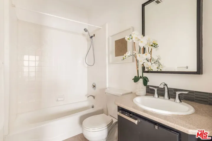 12011 Goshen Avenue 105, Los Angeles, California 90049