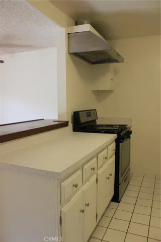 Lots of cabinets, drawers & counter space