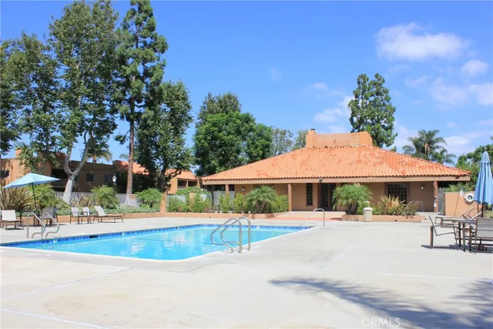 Pool & clubhouse