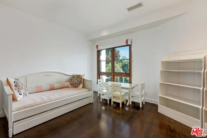 2134 La Mesa Drive, Santa Monica, California 90402