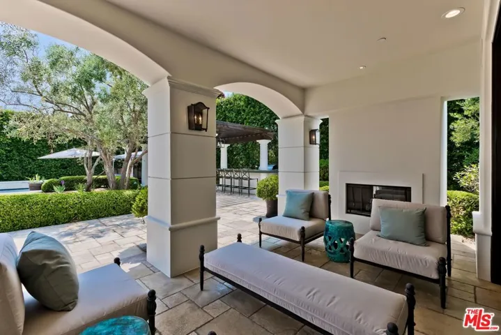 2134 La Mesa Drive, Santa Monica, California 90402