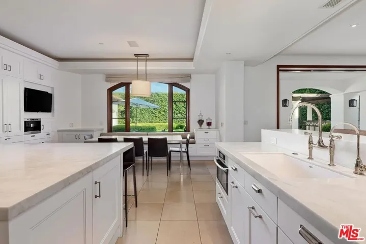 2134 La Mesa Drive, Santa Monica, California 90402