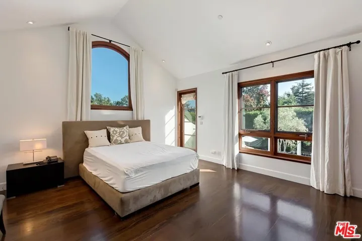 2134 La Mesa Drive, Santa Monica, California 90402