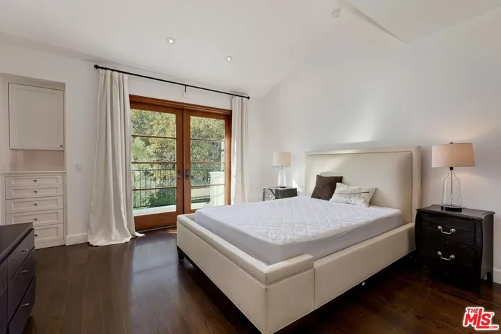 2134 La Mesa Drive, Santa Monica, California 90402