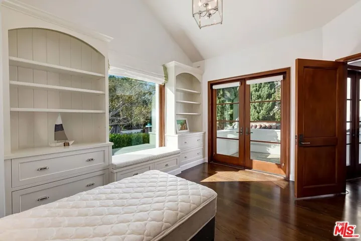 2134 La Mesa Drive, Santa Monica, California 90402