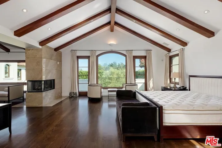 2134 La Mesa Drive, Santa Monica, California 90402
