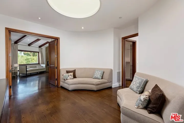 2134 La Mesa Drive, Santa Monica, California 90402