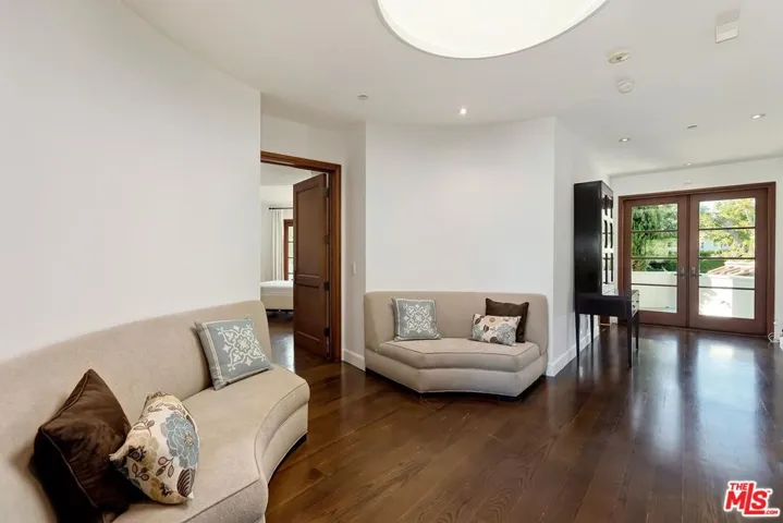 2134 La Mesa Drive, Santa Monica, California 90402