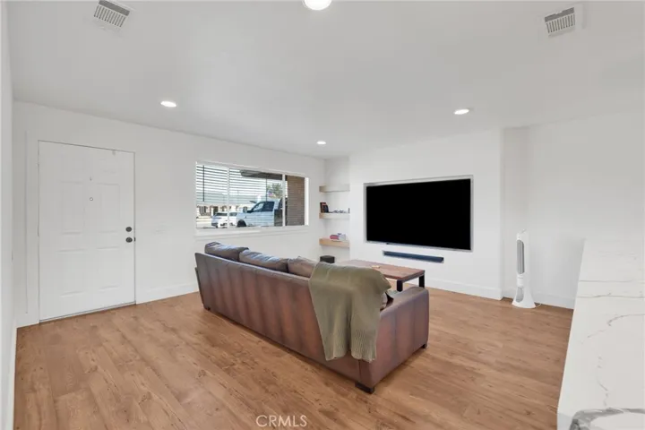 15075 Flathead Road, Apple Valley, California 92307