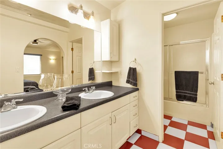 Upstairs Primary Suit Bathroom