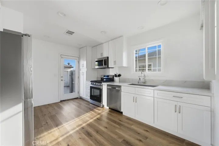 Spacious front house kitchen!