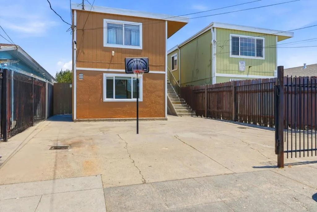 642 Douglas Ave