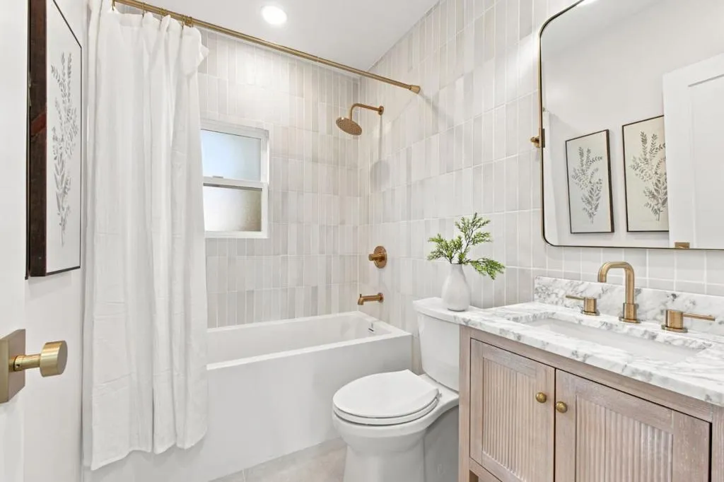 Downstairs Bathroom with Tub.