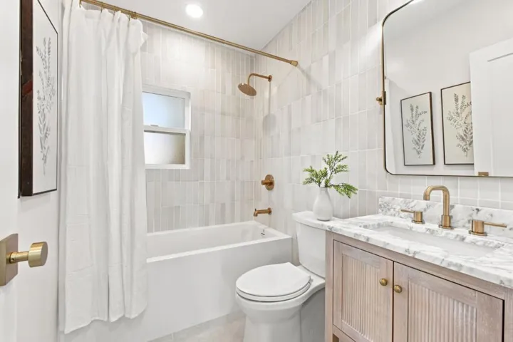 Downstairs Bathroom with Tub.