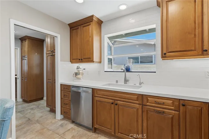 6916 Woodlake, West Hills, California 91307