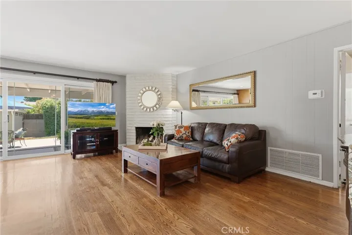 6916 Woodlake, West Hills, California 91307