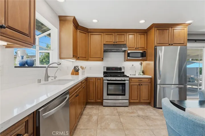 6916 Woodlake, West Hills, California 91307