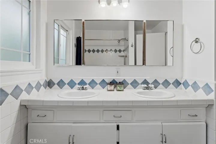 6916 Woodlake, West Hills, California 91307