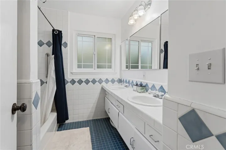 6916 Woodlake, West Hills, California 91307