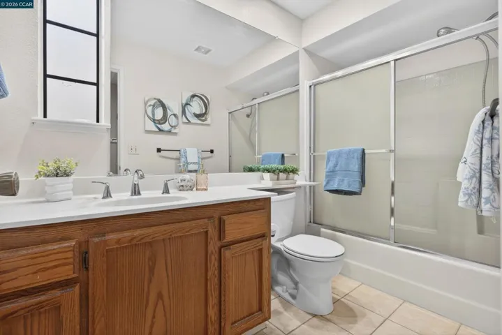 GUEST - HALL FULL BATHROOM