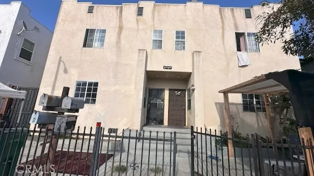 1470 B Henderson, Long Beach, California 90813