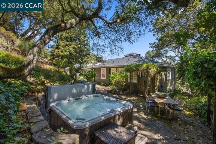 59 El Toyonal, Orinda, California 94563