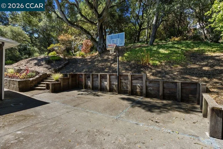 59 El Toyonal, Orinda, California 94563