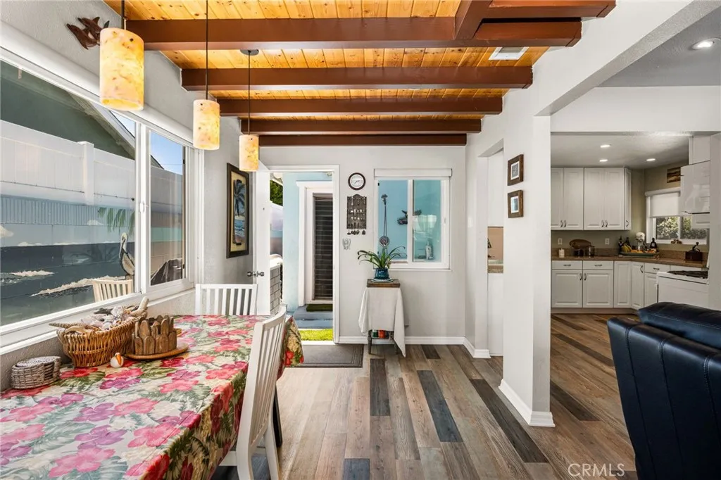Living Room/Eating area