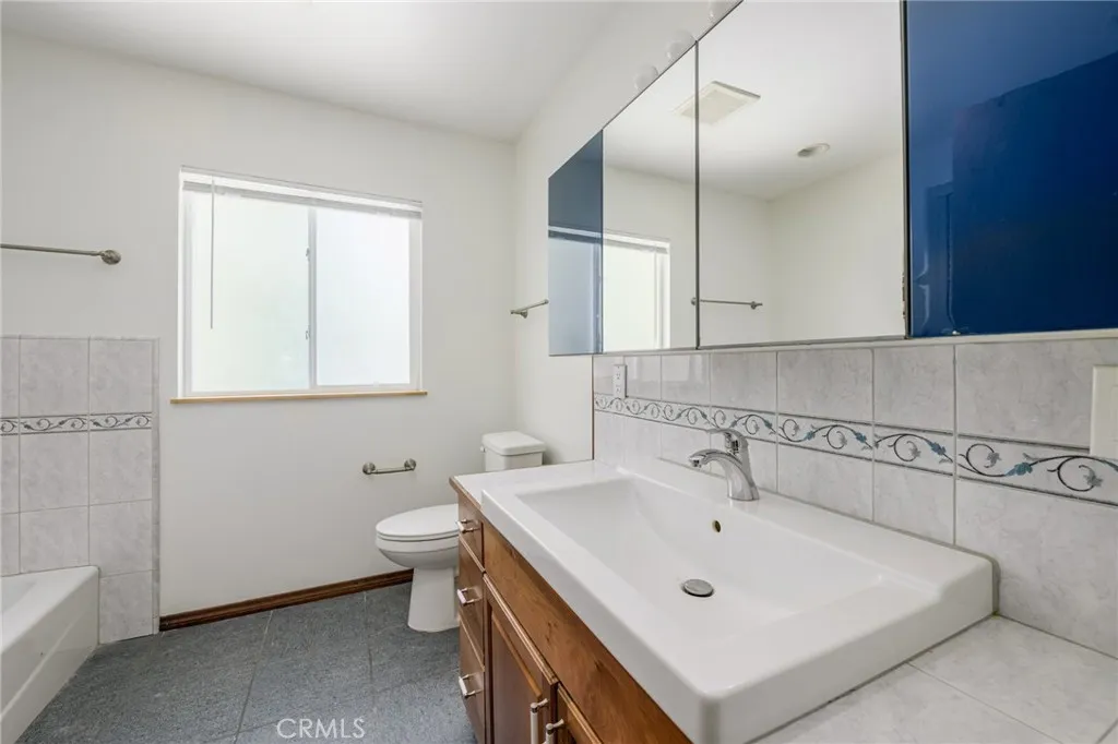 upstairs bathroom #4