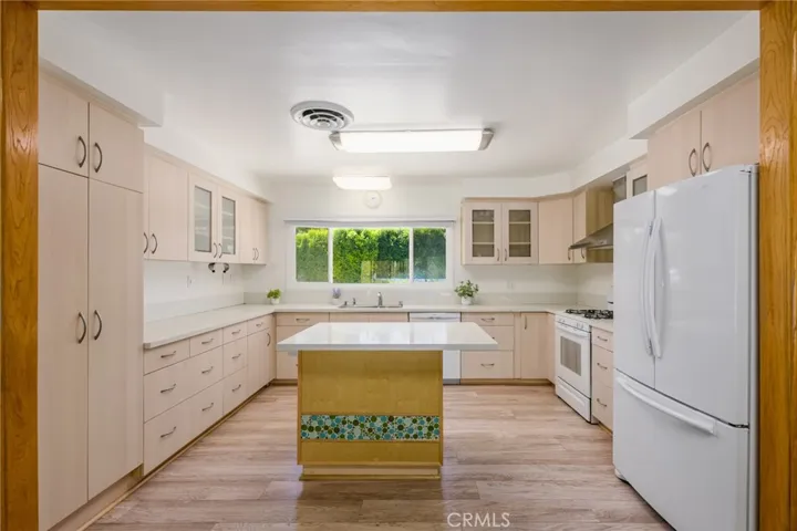 5065 Casa Drive, Tarzana, California 91356