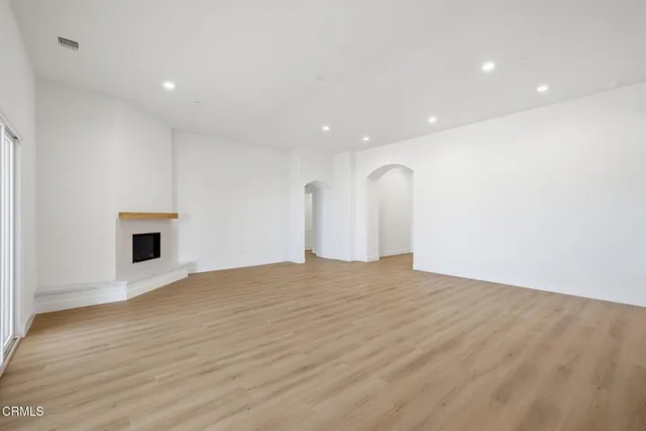 12-web-or-mls-13615-velma-pearl
