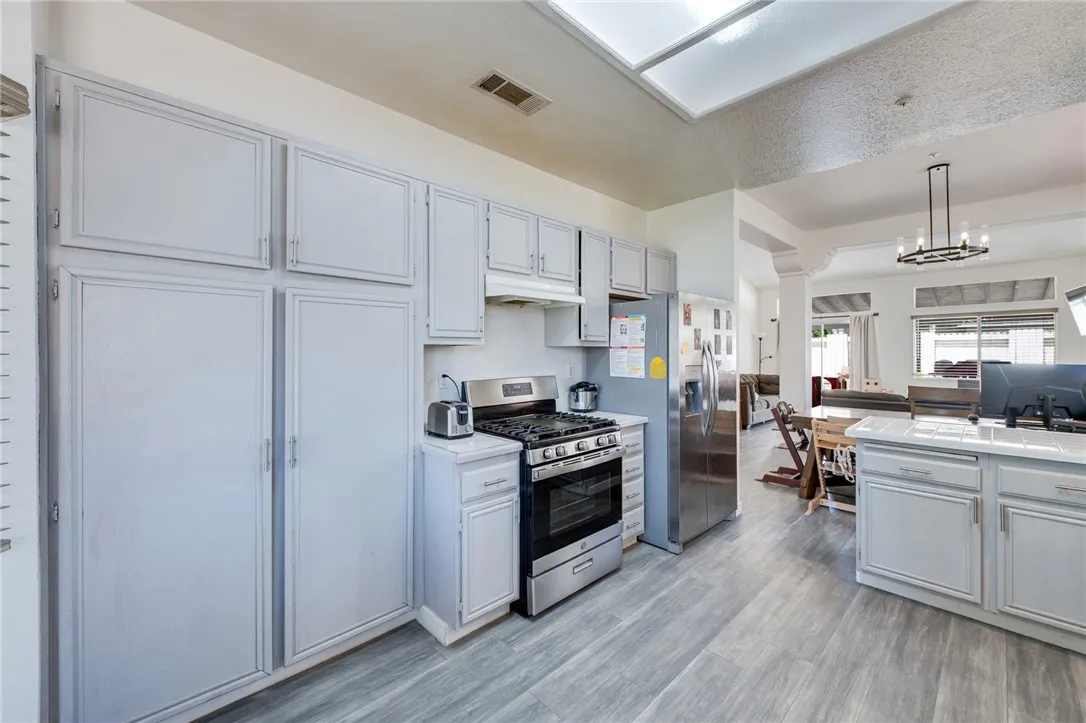 1814 Rosemont Cir, San Jacinto, CA 92583 Kitchen