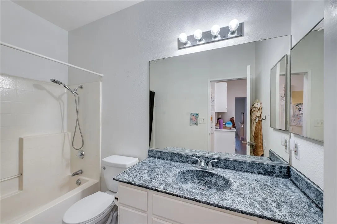 1814 Rosemont Cir, San Jacinto, CA 92583 Bathroom