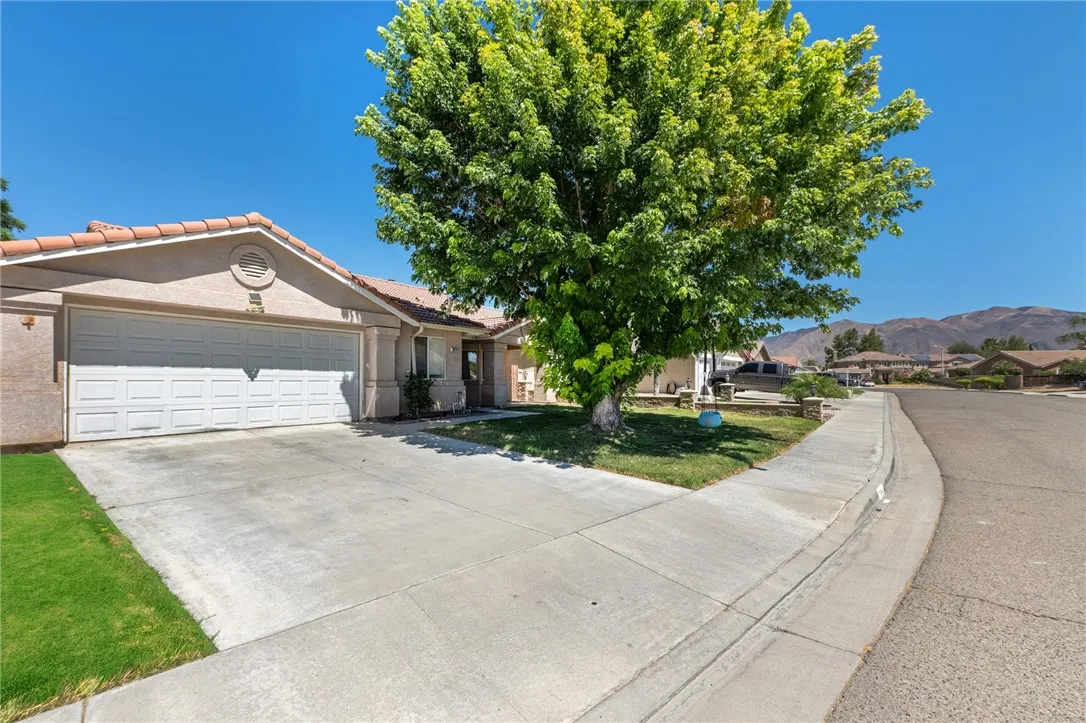 1814 Rosemont Cir, San Jacinto, CA 92583-6020 Front of Home and Drive