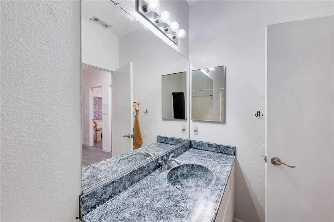1814 Rosemont Cir, San Jacinto, CA 92583 Bathroom